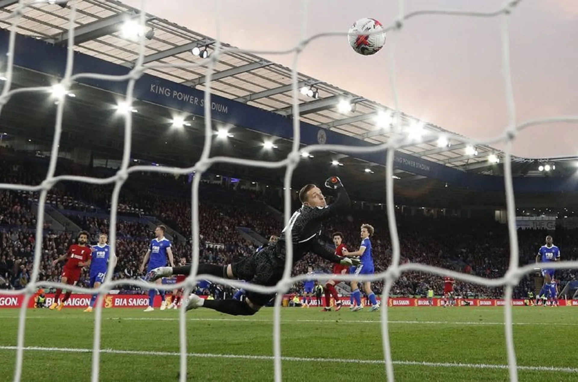 Liverpool memukul Leicester 3-0 untuk menambah kesengsaraan degradasi