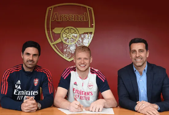 Ramsdale menandatangani kontrak baru di Arsenal