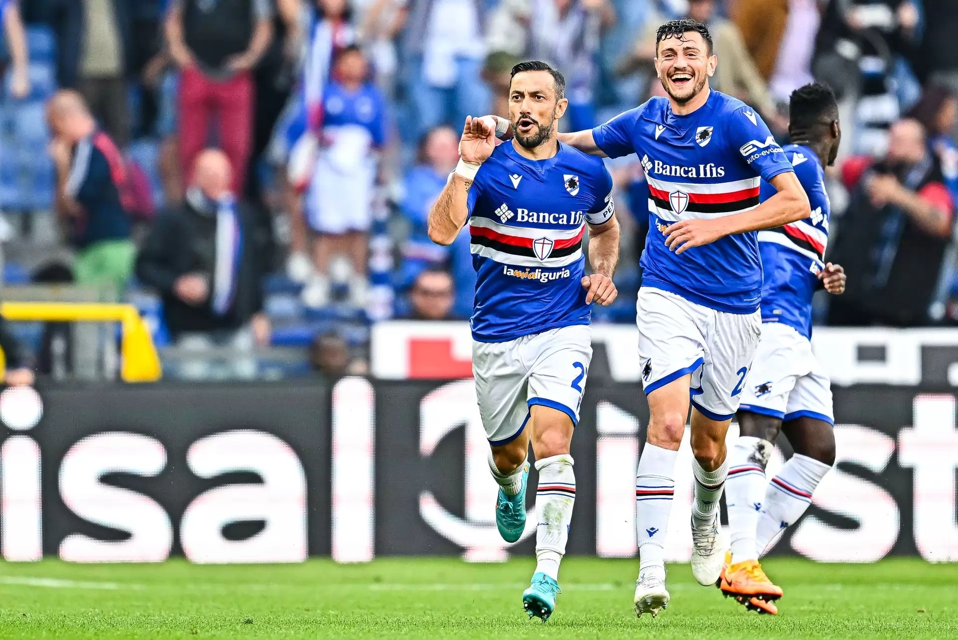 Quagliarella yang menangis bertepuk tangan di luar lapangan dalam pertandingan kandang terakhir Sampdoria