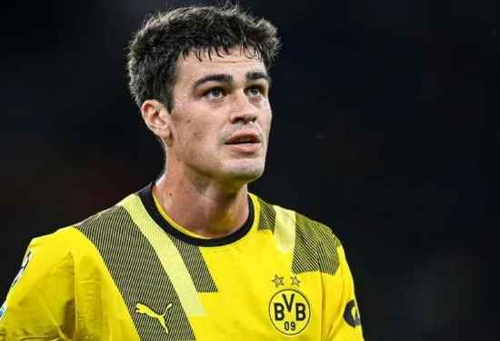 Bintang USMNT Gio Reyna membuat penampilan singkat saat Borussia Dortmund mendapatkan kemenangan penting di Augsburg untuk melompati Bayern Munich dalam perburuan gelar Bundesliga