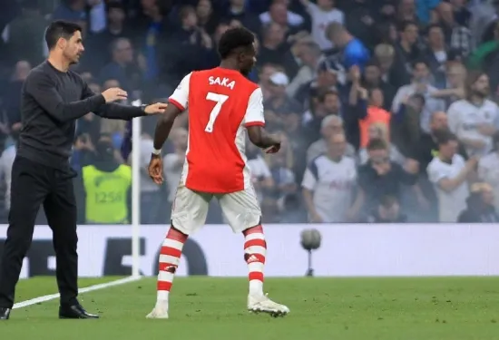 Saka menandatangani kontrak jangka panjang baru di Arsenal