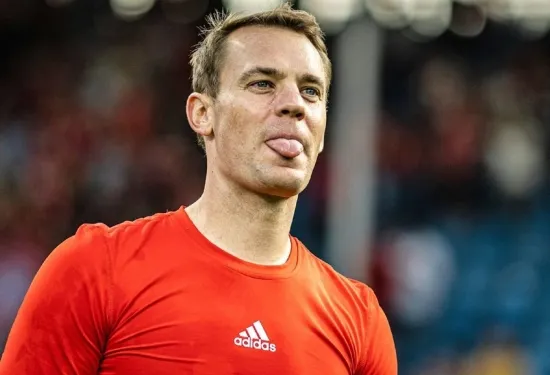 Kiper Bayern Munich dan Jerman Manuel Neuer memulai latihan individu setelah istirahat kaki