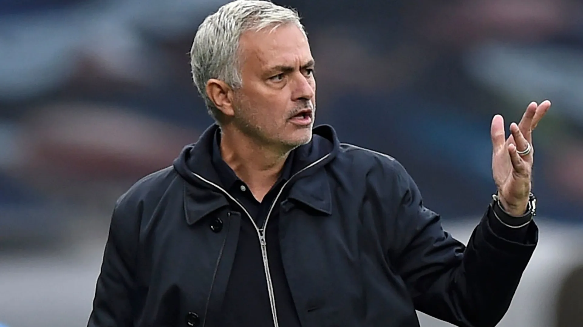 Miked-up Mourinho menyerahkan skorsing 10 hari karena kritik wasit