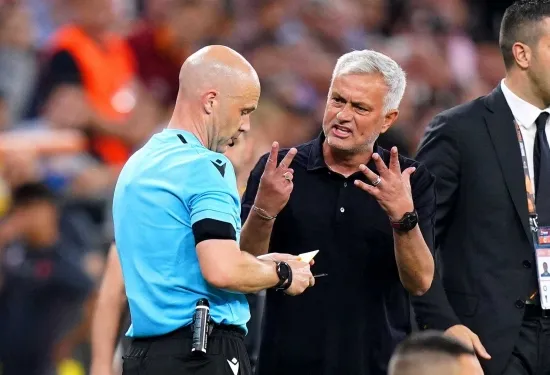 UFA melarang Mourinho untuk empat pertandingan karena menyalahgunakan wasit TaylorE