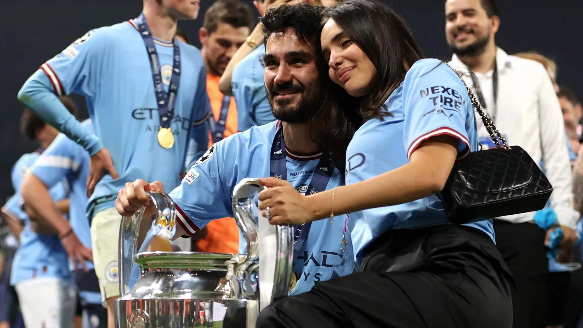 Model Ilkay Gundogan & istri presenter TV Sara Arfaoui berterima kasih kepada penggemar Man City atas semua 'cinta' mereka setelah transfer Barcelona - delapan bulan setelah keluhan 'makanan mengerikan'