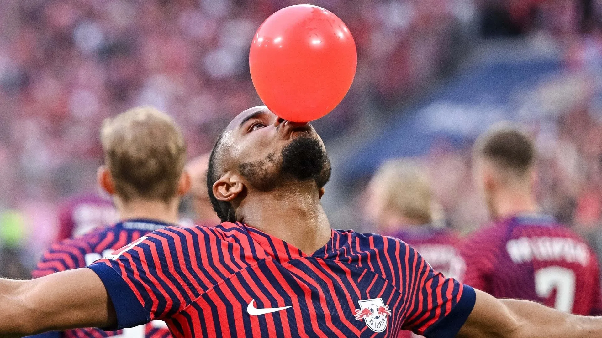 Mengapa Christopher Nkunku merayakannya dengan balon? Makna dibalik selebrasi gol bintang Chelsea