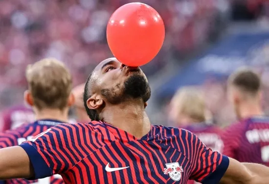 Mengapa Christopher Nkunku merayakannya dengan balon? Makna dibalik selebrasi gol bintang Chelsea