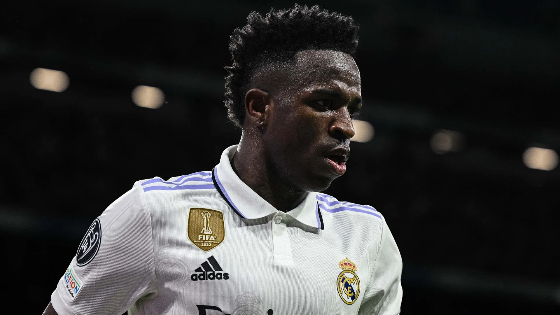 Vinicius Junior bertahan! Bintang Real Madrid menandatangani perpanjangan lima tahun dengan klausul pelepasan €1 miliar dan bonus Ballon d'Or