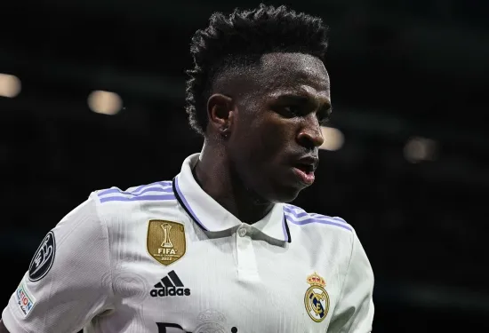 Vinicius Junior bertahan! Bintang Real Madrid menandatangani perpanjangan lima tahun dengan klausul pelepasan €1 miliar dan bonus Ballon d'Or