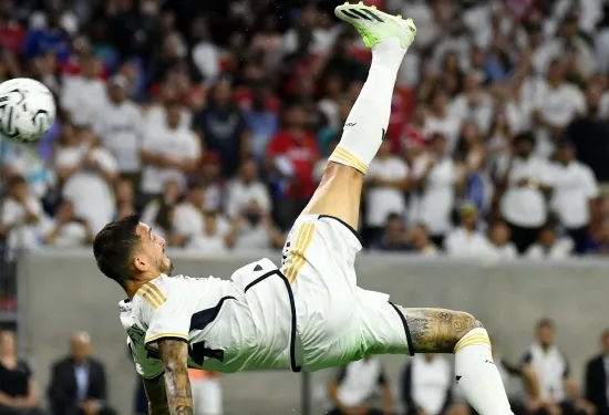 TONTON: Joselu mengalahkan Andre Onana dengan tendangan salto yang luar biasa untuk memastikan kemenangan Real Madrid atas Man Utd