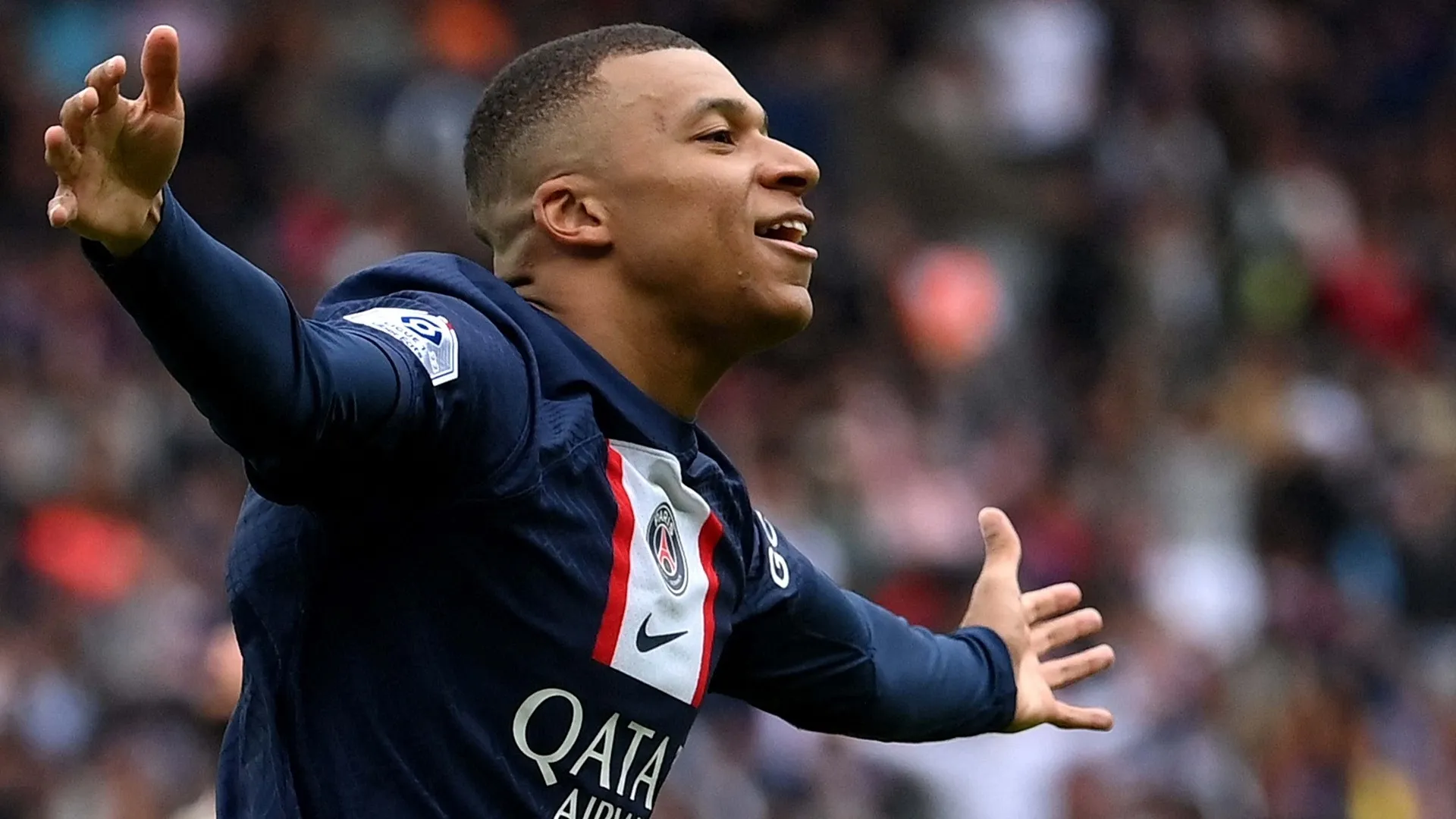 Biaya transfer rekor dunia! Kylian Mbappe mendapat tawaran €300 juta dari Al-Hilal dan menawarkan gaji €700 juta yang mengejutkan meski dikaitkan dengan Real Madrid