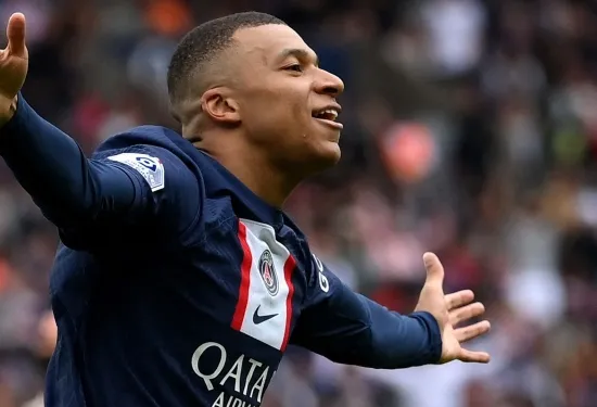 Biaya transfer rekor dunia! Kylian Mbappe mendapat tawaran €300 juta dari Al-Hilal dan menawarkan gaji €700 juta yang mengejutkan meski dikaitkan dengan Real Madrid