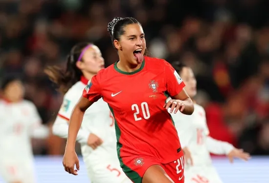 Striker wanita asal Portugal itu memecahkan rekor Ronaldo