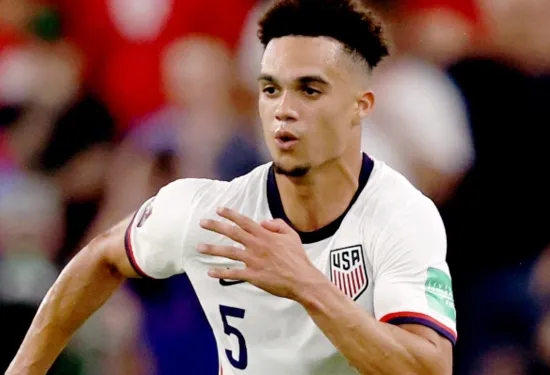 Bintang USMNT Antonee Robinson menolak minat transfer dari Man City & AC Milan dengan menandatangani kontrak baru di Fulham