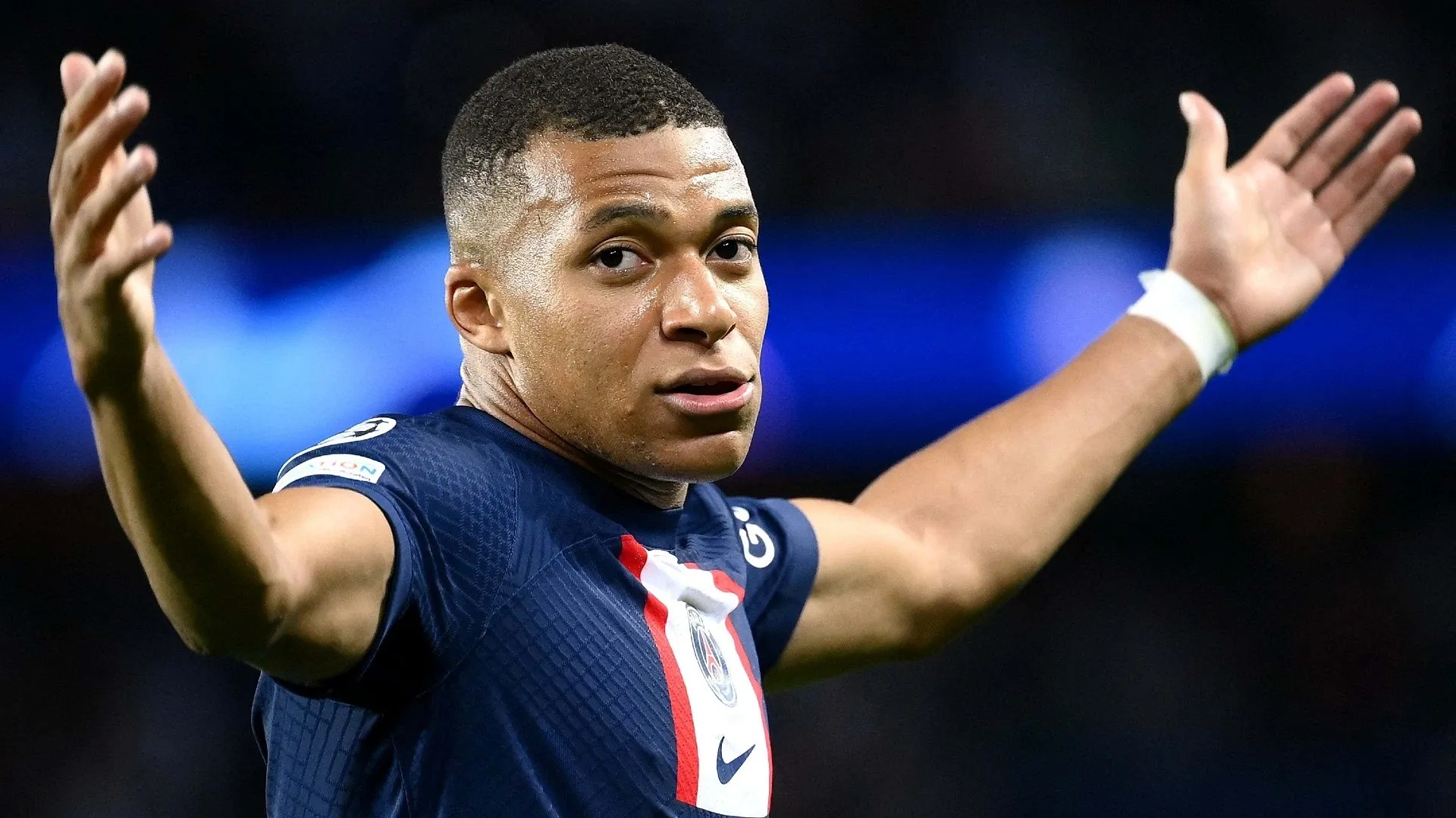 PSG harus menjual Kylian Mbappe sebelum 1 Agustus atau mereka berhutang €60 juta kepadanya karena klausul kontrak yang mengkhawatirkan terungkap setelah tawaran €300 juta kepada Al-Hilal