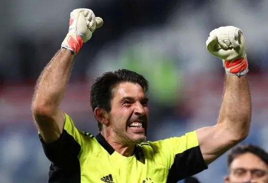 Buffon mempertimbangkan pensiun meskipun kontrak Parma