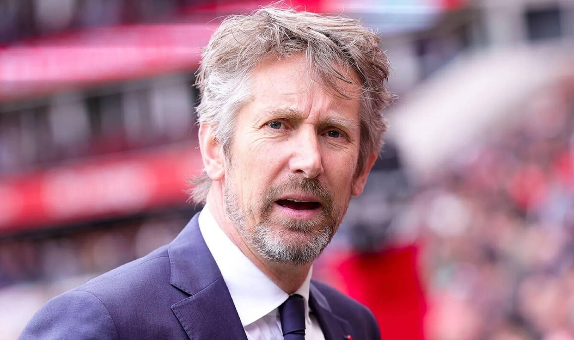 Edwin van der Sar memposting pembaruan positif dari rumah sakit setelah legenda Man Utd dan Ajax menderita pendarahan otak