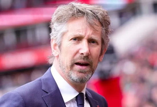 Edwin van der Sar memposting pembaruan positif dari rumah sakit setelah legenda Man Utd dan Ajax menderita pendarahan otak