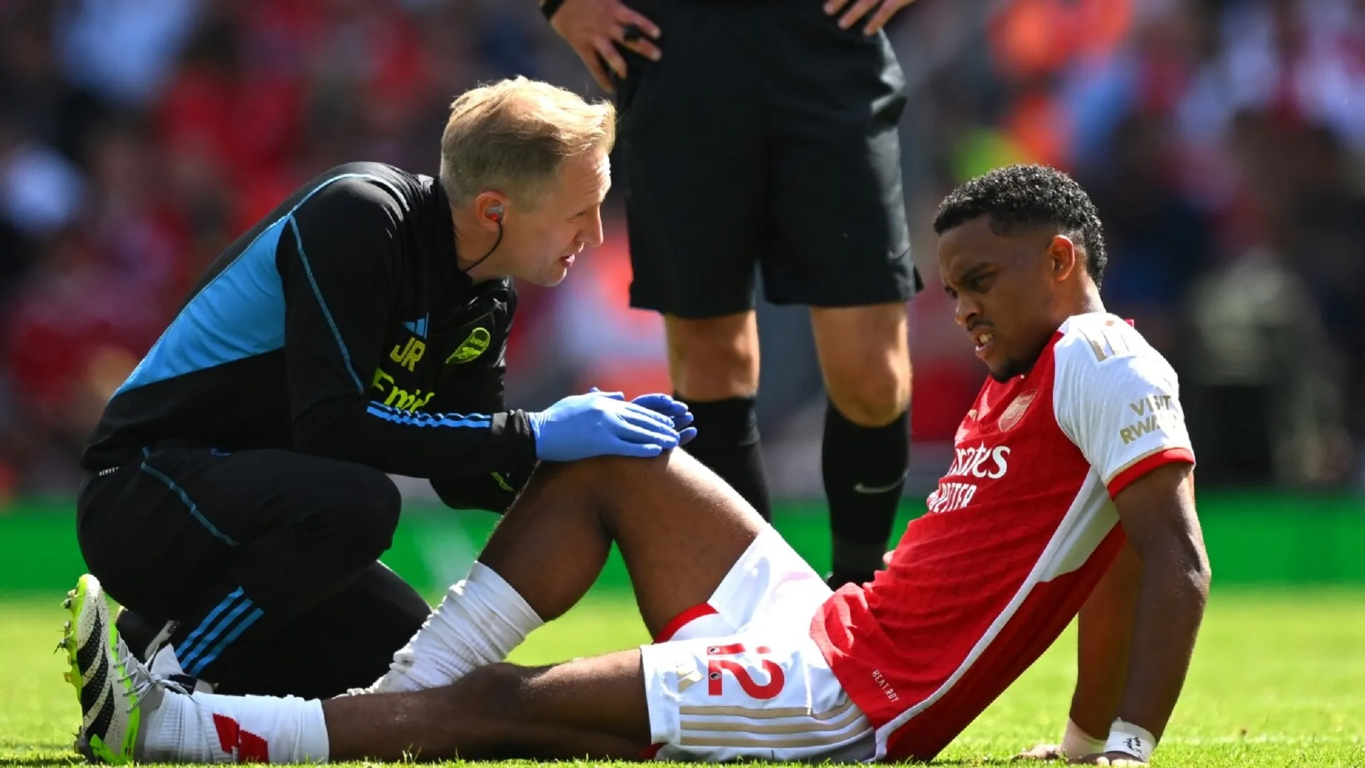 Pukulan brutal untuk Arsenal! Rekrutan baru Jurrien Timber harus absen berbulan-bulan setelah mengalami cedera pada debut Liga Premier