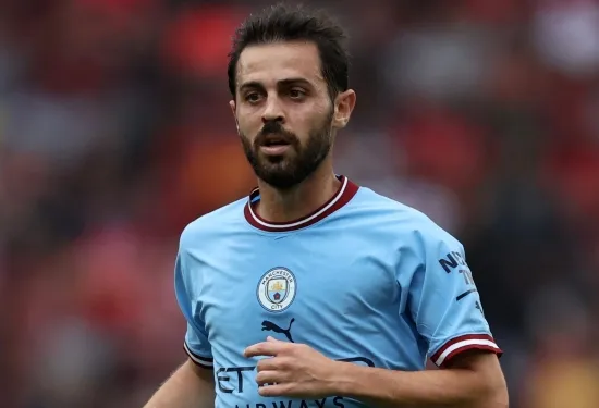 Pep Guardiola menjelaskan mengapa Bernardo Silva tidak dalam perjalanan ke Barcelona dan mengisyaratkan kontrak baru untuk gelandang Portugal