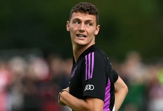 Wantaway Benjamin Pavard menunjukkan rasa frustrasi dalam pertandingan persahabatan Bayern Munich dengan menendang lawan saat Inter mengonfirmasi pembicaraan transfer