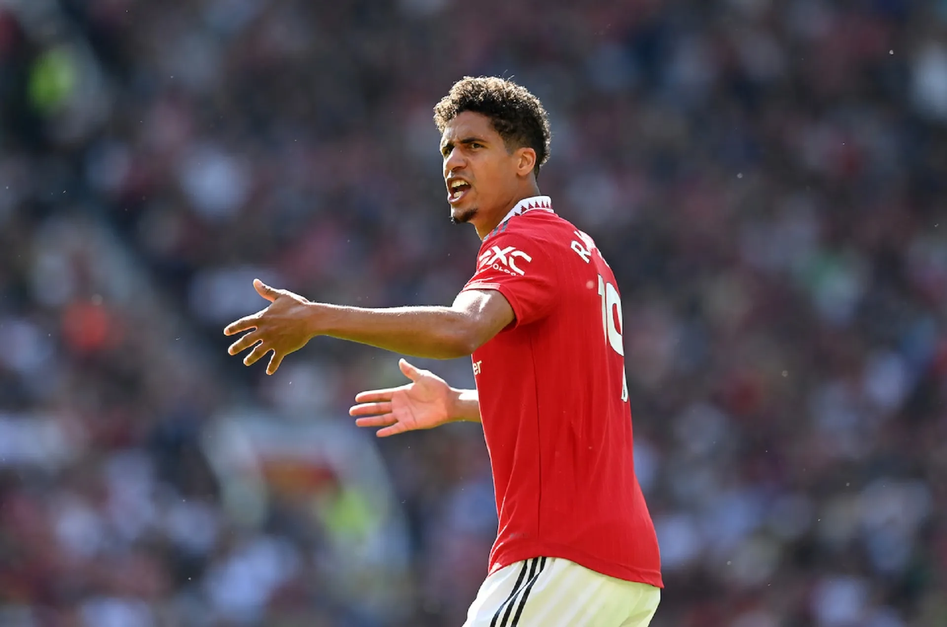 Erik ten Hag memberikan kabar terkini tentang cedera Raphael Varane saat bek Manchester United dikeluarkan dari lapangan karena 'keluhan' melawan Nottingham Forest