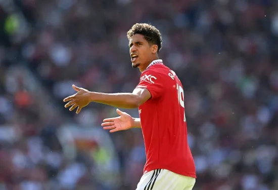 Erik ten Hag memberikan kabar terkini tentang cedera Raphael Varane saat bek Manchester United dikeluarkan dari lapangan karena 'keluhan' melawan Nottingham Forest