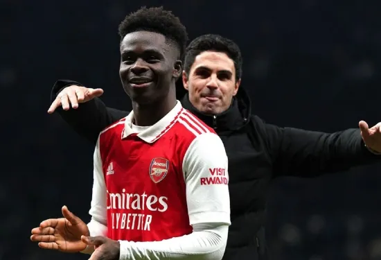 Bukayo Saka membangun impiannya menjadi pesepakbola Liga Premier dengan menampilkan atribut dari dua rekan setimnya di Arsenal - tetapi kaki kanan dan kekuatan adalah milik bintang dari rival gelar Man City!