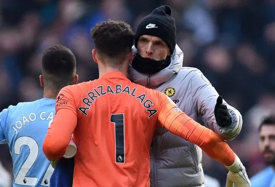 Thomas Tuchel mengincar reuni Kepa Arrizabalaga! Bayern Munich membuka pembicaraan transfer dengan kiper Chelsea karena Manuel Neuer menghadapi beberapa minggu lagi di sela-sela