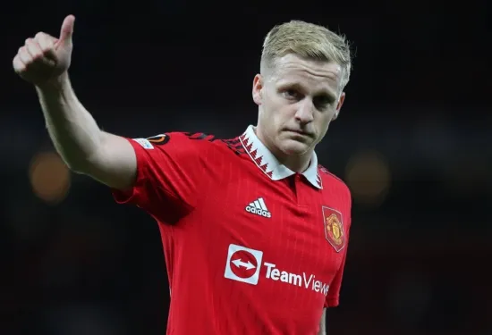 Donny van de Beek masih bisa meninggalkan Man Utd: Galatasaray melanjutkan pembicaraan pinjaman setelah tawaran £1 juta ditolak pada hari batas waktu