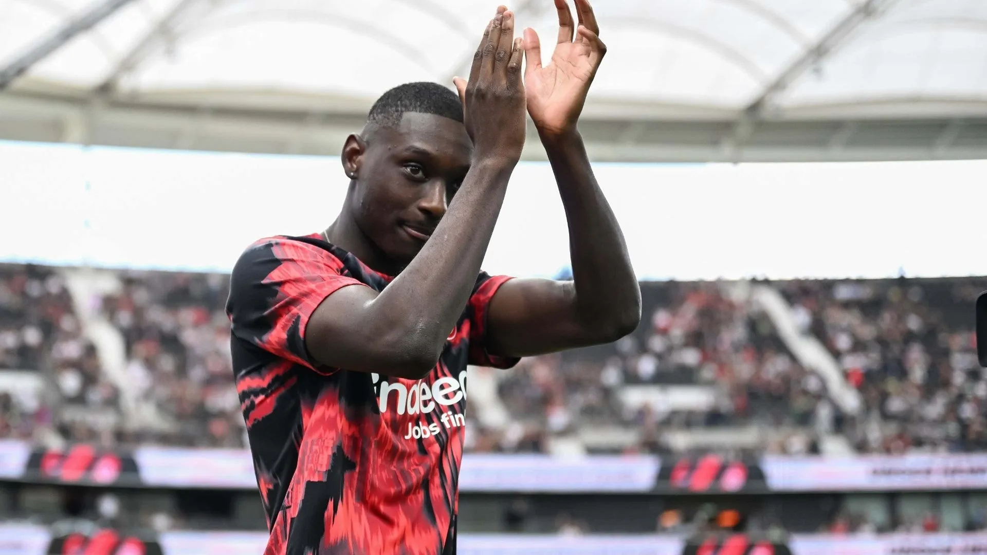 Tendangan Randal Kolo Muani tidak berhasil! Target PSG ditetapkan untuk tetap di Eintracht Frankfurt karena klub gagal mencapai kesepakatan