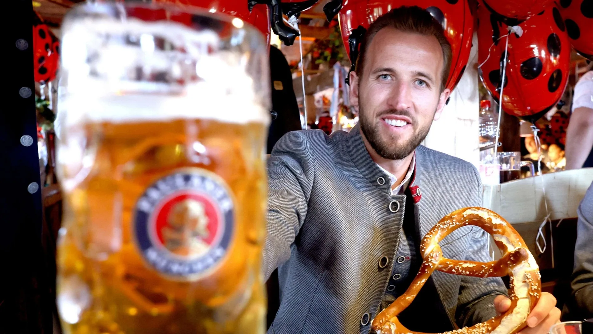 Pahlawan hat-trick Bayern Munich Harry Kane menikmati bir & pretzel raksasa di Oktoberfest saat Tottenham menjalani derby London Utara pertama tanpa dia