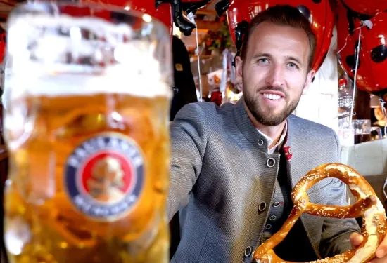 Pahlawan hat-trick Bayern Munich Harry Kane menikmati bir & pretzel raksasa di Oktoberfest saat Tottenham menjalani derby London Utara pertama tanpa dia