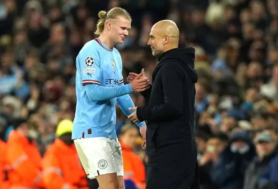 Erling Haaland berfoto di pesawat pribadi dengan bola korek api setelah mencetak hat-trick Liga Premier yang memecahkan rekor untuk Man City melawan Fulham