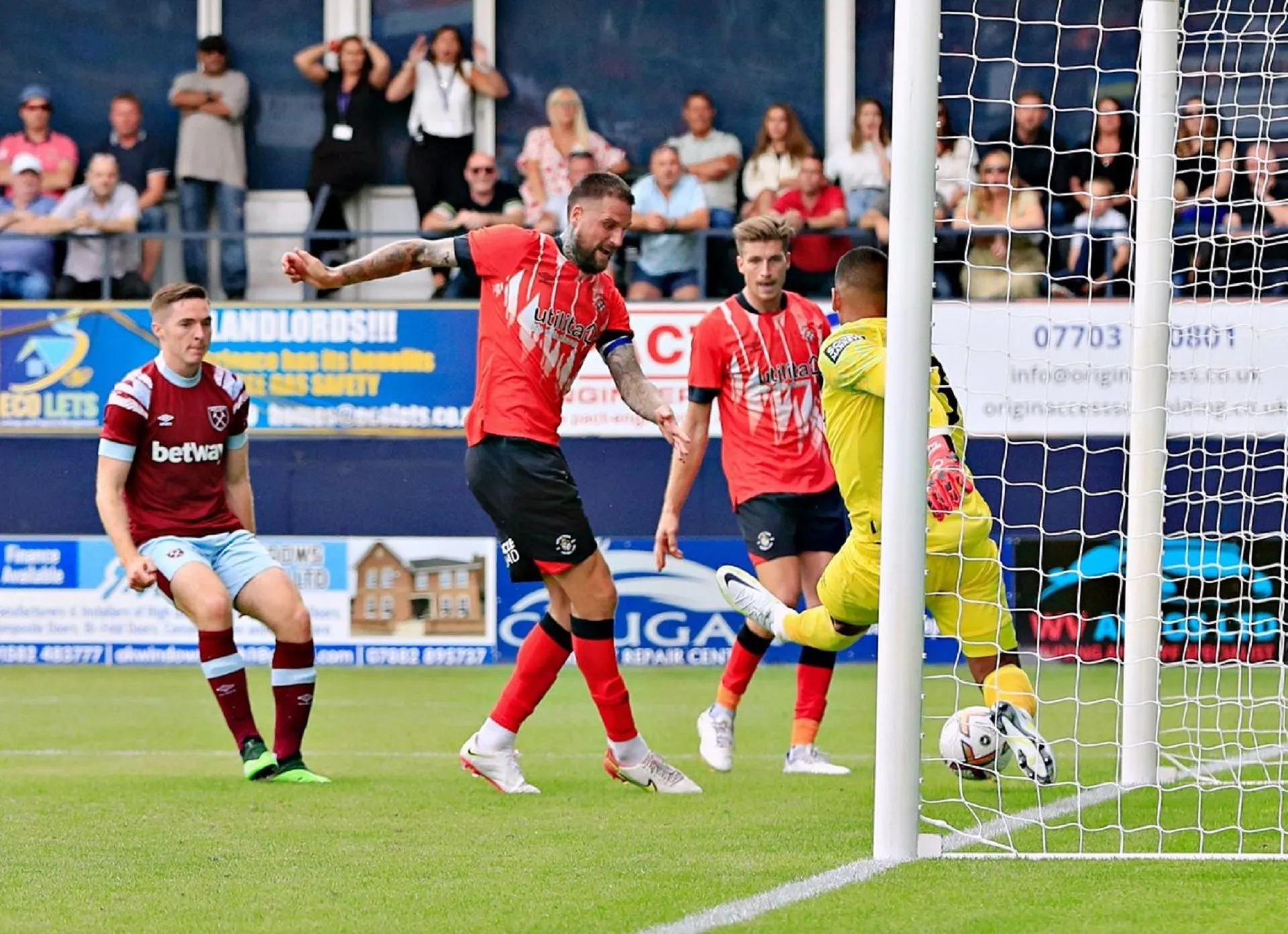 Di dalam stadion Kota Luton, Kenilworth Road: Kapasitas, laga tandang terkenal & semua yang perlu Anda ketahui