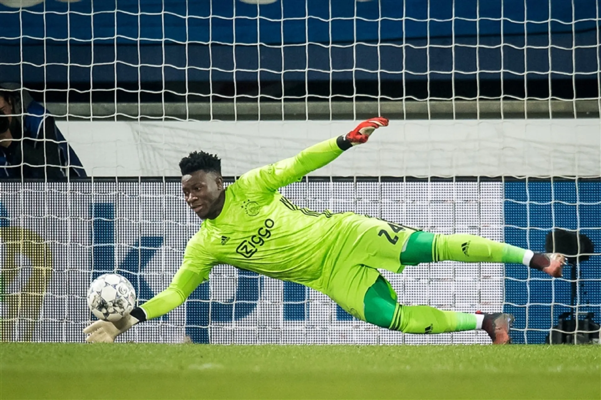 Bek Man Utd Jonny Evans mendukung kiper Andre Onana setelah kesalahan UCL tengah pekan